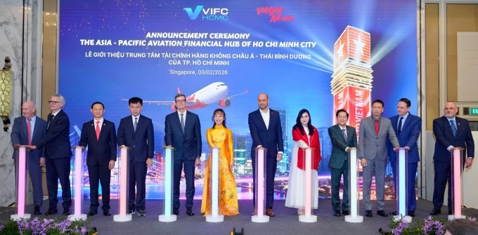 Tiến sĩ Nguyễn Thị Phương Thảo (áo dài, màu vàng) cùng các đối tác tại lễ giới thiệu Trung tâm Tài chính Hàng không châu Á - Thái Bình Dương, TP HCM hôm 3/2. Ảnh: Vietjet