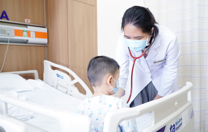 ThS.BS.CKI Trịnh Thị Hồng Vân, khoa Nhi, Bệnh viện Đa khoa Tâm Anh TP HCM khám cho một bệnh nhi bị rối loạn tiêu hóa. Ảnh: Trung Vũ