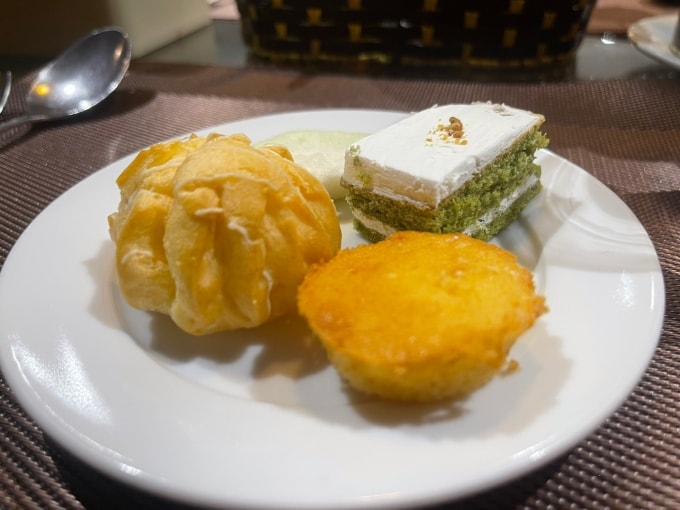 Ăn đêm thực phẩm giàu năng lượng và đường làm tăng tích mỡ nội tạng, lâu dài tăng nguy cơ bệnh tim mạch. Ảnh: Ly Nguyễn