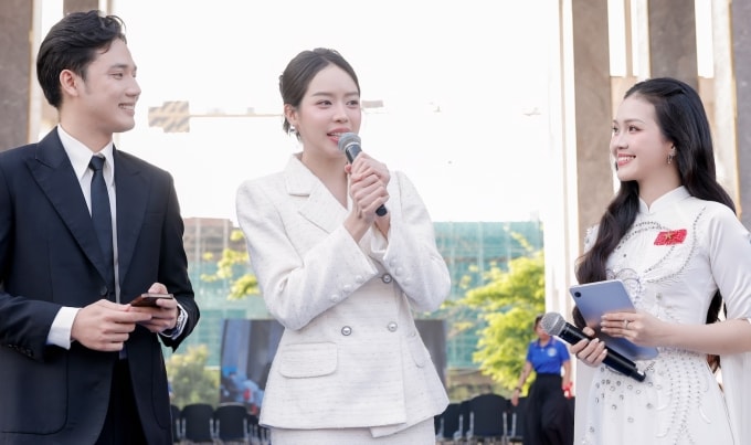 Hoa hậu Thanh Thủy (ở giữa) tham gia hiến máu, giao lưu tại ngày hội, bên cạnh nhiều nghệ sĩ nổi tiếng. Ảnh: Vân Sơn