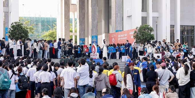 Sinh viên tại chương trình hiến máu Chủ Nhật Đỏ lần thứ 18, ngày 8/3. Ảnh: Vân Sơn