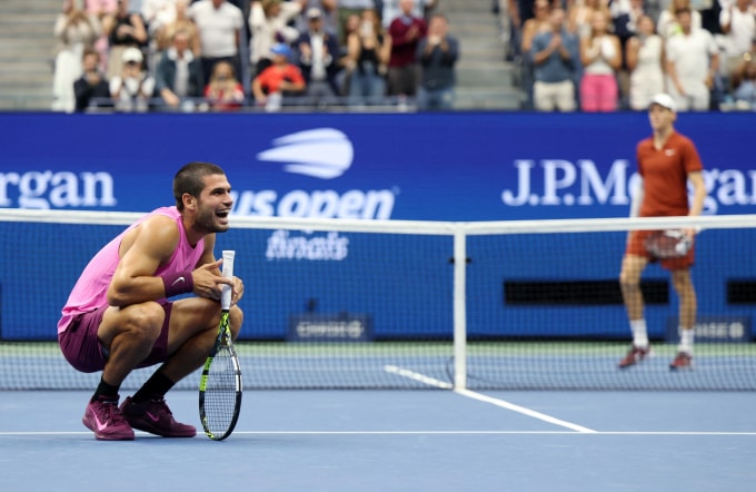Carlos Alcaraz mừng chiến thắng trong trận chung kết đơn nam Mỹ Mở rộng trước Jannik Sinner trên sân Flushing Meadows, New York, Mỹ ngày 7/9/2025. Ảnh: Reuters