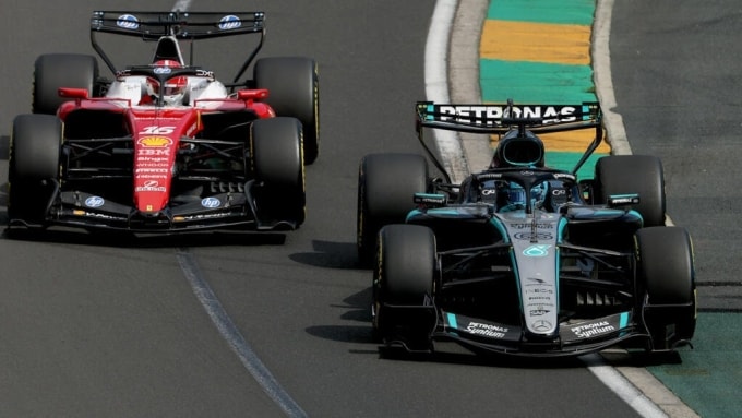 Russell (phải) và Leclerc (trái) thay nhau dẫn đầu cuộc đua trong đoạn đầu. Ảnh: AFP