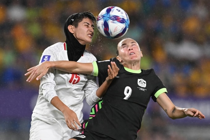 Cầu thủ Iran (áo trắng) tranh bóng trong trận thua Australia 0-4 ở lượt hai bảng A Asian Cup nữ 2026, trên sân Gold Coast, bang Queensland, Australia ngày 5/3/2026. Ảnh: AP