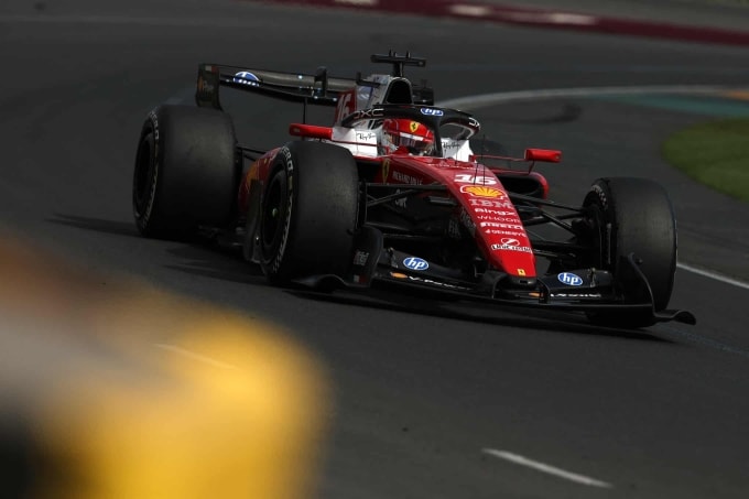 Leclerc trên đường đua Albert Park chiều 8/3. Ảnh: AFP