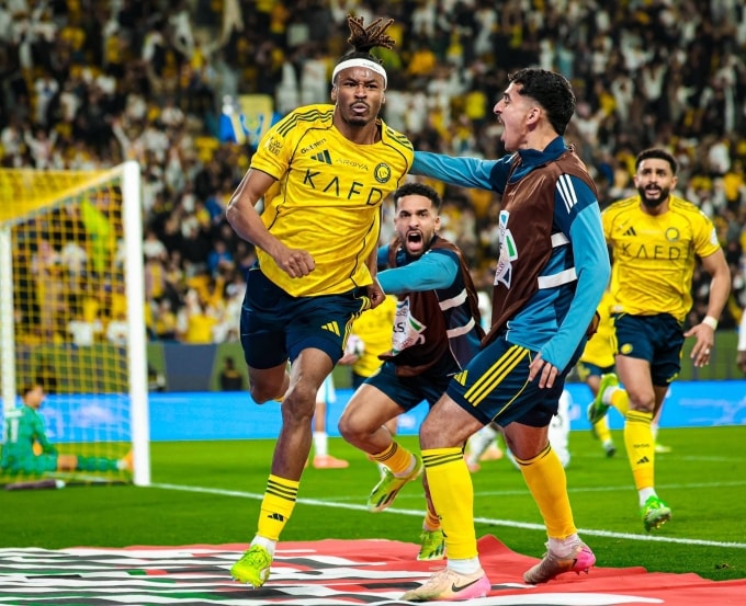 Simakan (áo vàng, trái) mừng bàn quyết định trận Al Nassr 1-0 Neom SC ở vòng 25 Saudi Pro League tối 7/3. Ảnh: Al Nassr