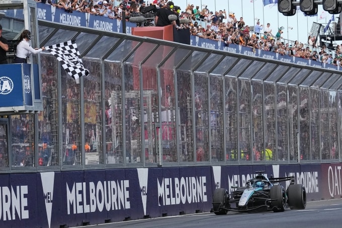 Cờ hiệu báo Russell về nhất Grand Prix Australia - chặng đua mở màn F1 mùa 2026 - trên đường đua Albert Park, Melbourne ngày 8/3. Ảnh: AP