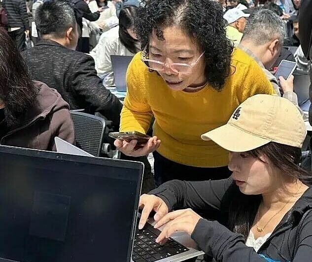 Kỹ sư Tencent hỗ trợ một người lớn tuổi sử dụng AI Agent hôm 6/3. Ảnh: X/Tencent AI