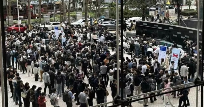 Hàng dài người xếp hàng để được hướng dẫn sử dụng AI Agent tại Trung Quốc hôm 6/3. Ảnh: X/Tencent AI