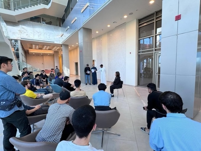 Giám đốc Đại học Kuwait thị sát ký túc xá của du học sinh sau hôm 28/2. Ảnh: Aymanmatnews