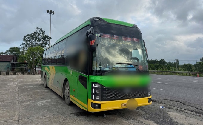 Xe khách chở 25 người nhưng chở 53 người. Ảnh: Cảnh sát giao thông Quảng Trị