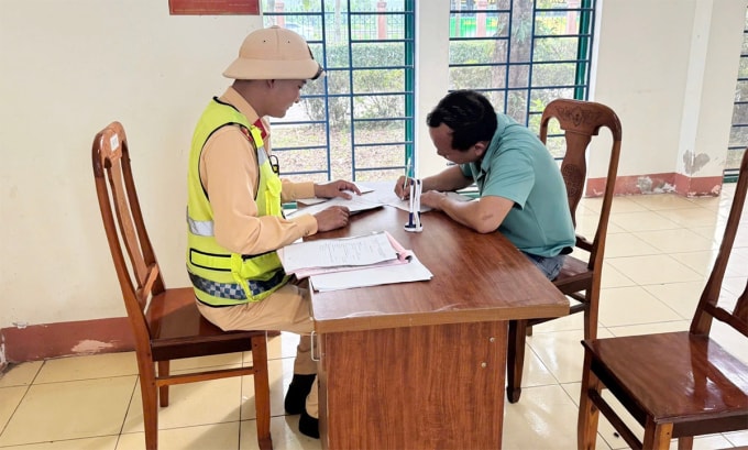 Tài xế bị lập biên bản xử phạt. Ảnh: Cảnh sát giao thông Quảng Trị