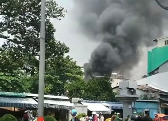 Khói lửa bốc lên căn nhà nằm trong khu dân cư đông đúc. Ảnh: Đình Văn