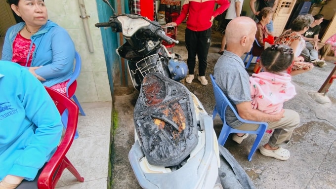 Xe máy bị hư hỏng sau cháy. Ảnh: Đình Văn