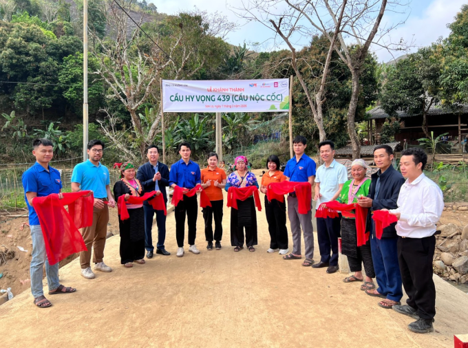 Đại diện các đơn vị tài trợ cùng chính quyền địa phương và người dân khánh thành cầu Hy Vọng 439.