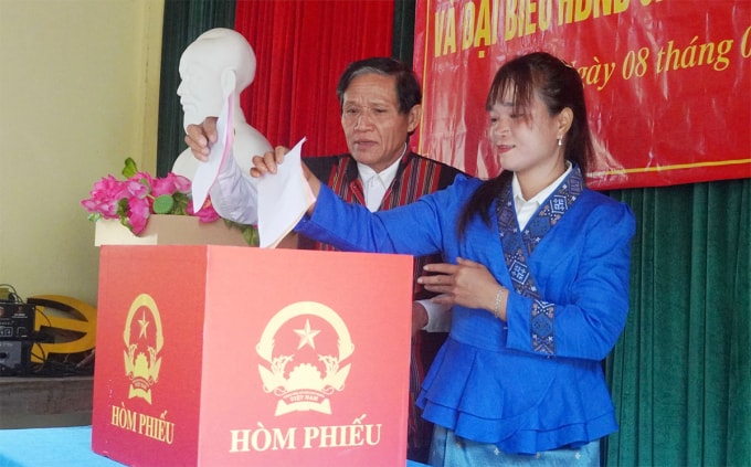 Cử tri bản Nước Đắng đi bỏ phiếu sáng 8/3. Ảnh: Đắc Thành