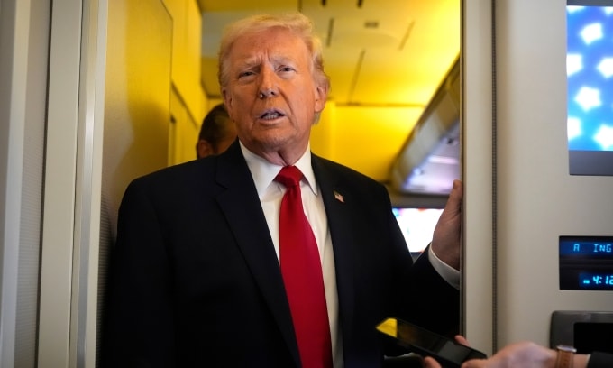 Tổng thống Donald Trump trả lời phóng viên trên chuyên cơ Không lực Một ngày 7/3. Ảnh: AP