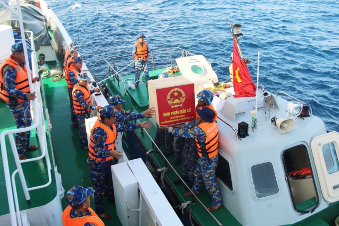 Địa phương bàn giao trước hòm phiếu, nội quy, thẻ cử tri và tiểu sử ứng viên những khu vực bỏ phiếu sớm thuộc Đặc khu Trường Sa. Ảnh: Đức Thu