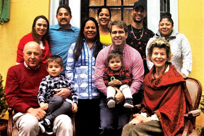 Vợ chồng cựu giám đốc tình báo quốc gia Mỹ John Negroponte (áo đỏ bìa trái) cùng các con. Sophia áo trắng, bìa phải. Ảnh: American Foreign Service Association