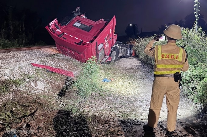 Đầu xe đầu kéo bị tông bay khỏi rơ moóc, nằm bên đường sắt. Ảnh: Phạm Linh