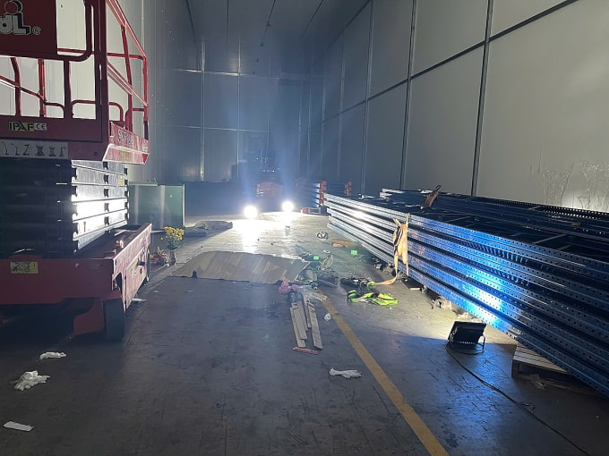 Hiện trường vụ tai nạn lao động tại nhà kho. Ảnh: Phước Tuấn