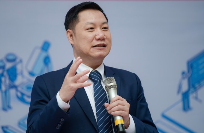 GS Nguyễn Tiến Thảo, Vụ trưởng Vụ Giáo dục đại học, Bộ Giáo dục và Đào tạo, tư vấn cho thí sinh và phụ huynh tại Hà Nội, sáng 8/3. Ảnh: BTC