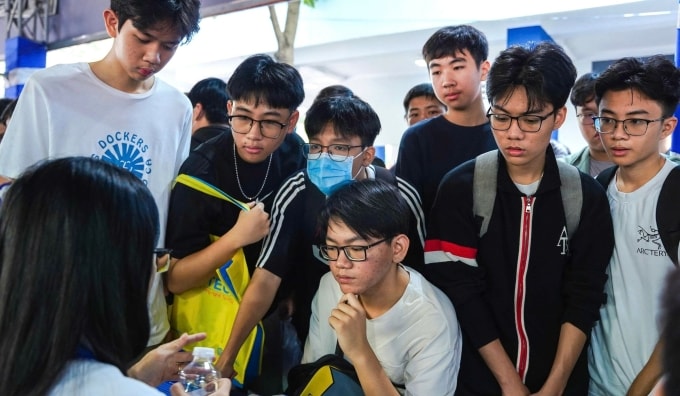 Thí sinh chờ tư vấn thông tin tuyển sinh tại gian hàng trường Đại học Bách khoa TP HCM, sáng 8/3. Ảnh: Như Quỳnh