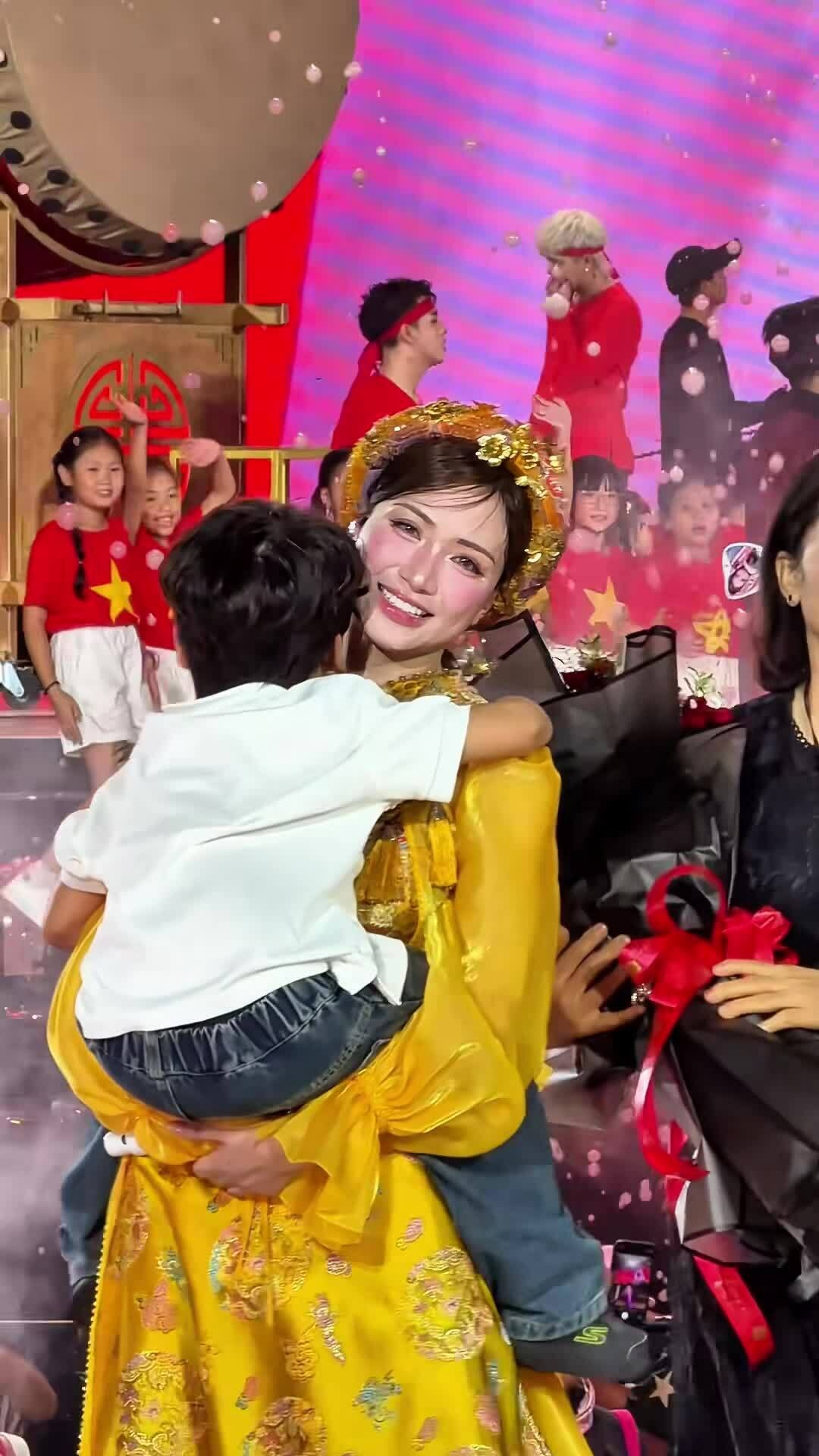 Con trai cổ vũ Hòa Minzy ở concert đầu tiên trong sự nghiệp