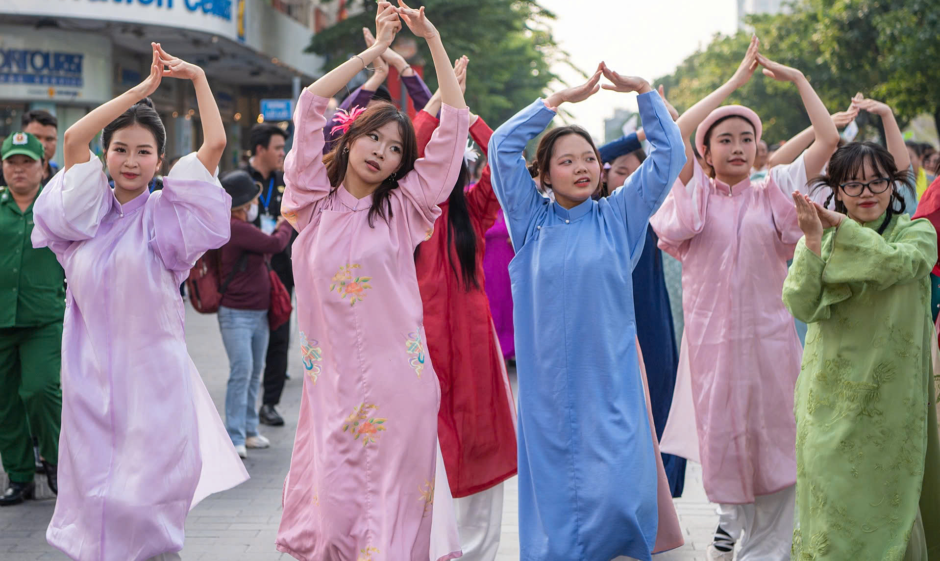 Phụ nữ diễu hành áo dài tại TP HCM