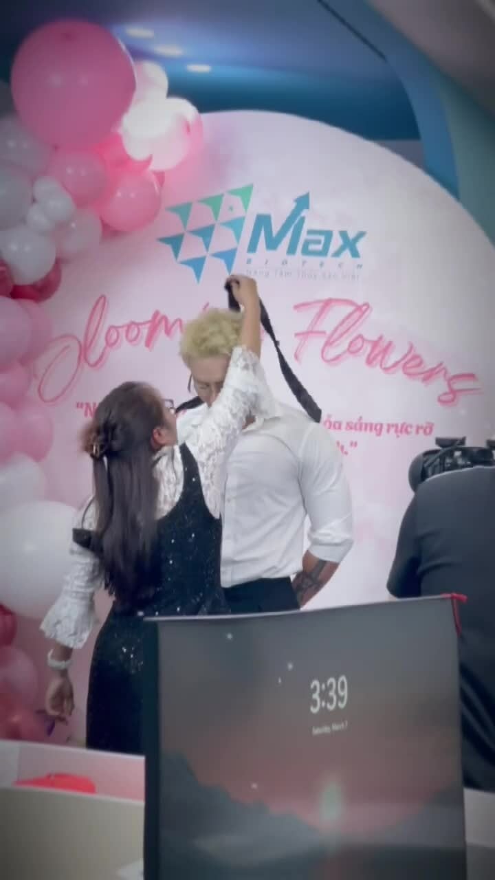 Thuê 'nam thần' tặng quà nhân viên công ty dịp 8/3