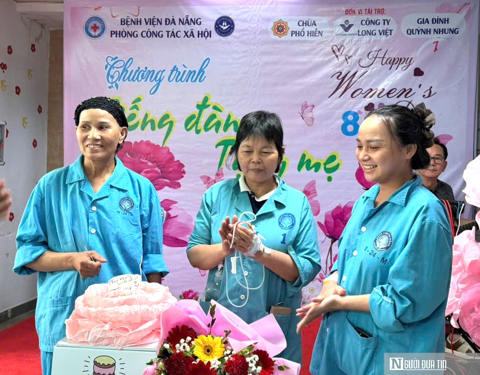 Rộn tiếng đàn mừng Ngày Quốc tế phụ nữ với những "bông hồng thép" ở khoa Ung bướu- Ảnh 1.