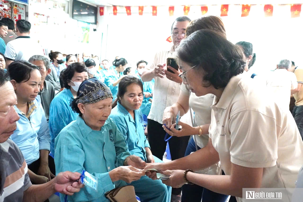 Rộn tiếng đàn mừng Ngày Quốc tế phụ nữ với những "bông hồng thép" ở khoa Ung bướu- Ảnh 4.