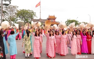 Màn rao tiếng Anh của người bán hàng rong ở Nha Trang thành bản hit triệu view gây sốt toàn cầu - Ảnh 1.