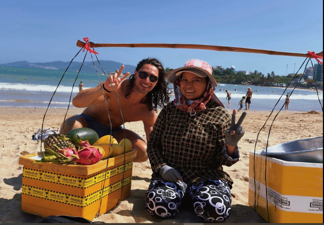 Màn rao tiếng Anh của người bán hàng rong ở Nha Trang thành bản hit triệu view gây sốt toàn cầu - Ảnh 1.