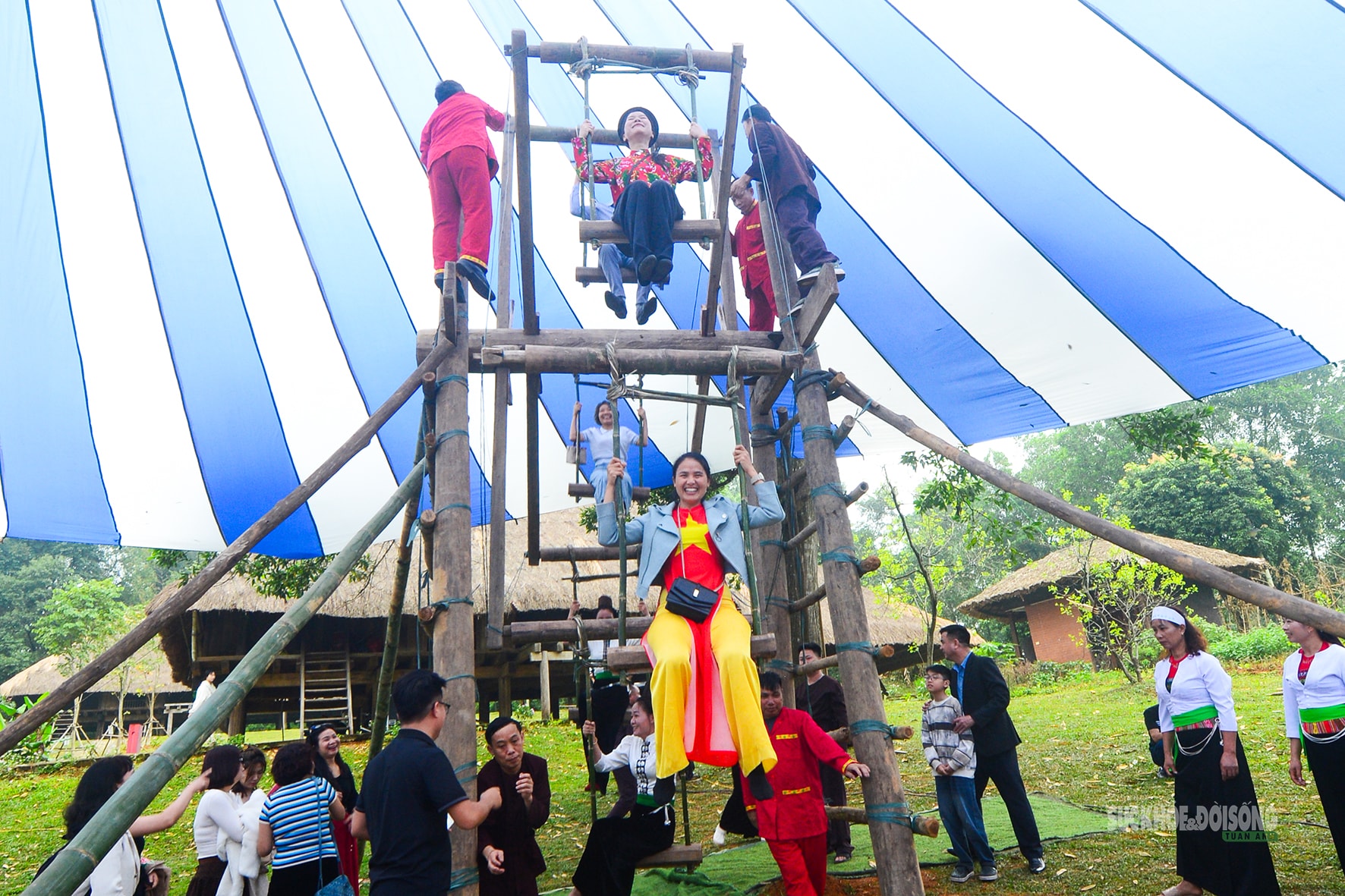 Phụ nữ Mường hào hứng trên cây đu khổng lồ giữa Làng Văn hóa- Ảnh 7.