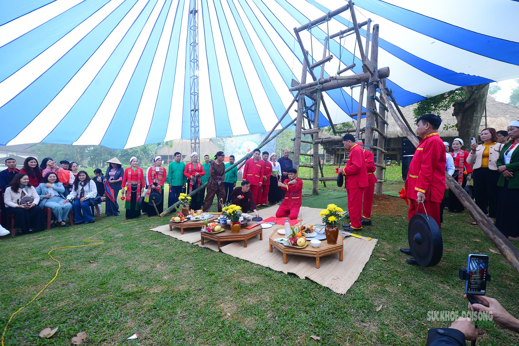 Phụ nữ Mường hào hứng trên cây đu khổng lồ giữa Làng Văn hóa- Ảnh 8.