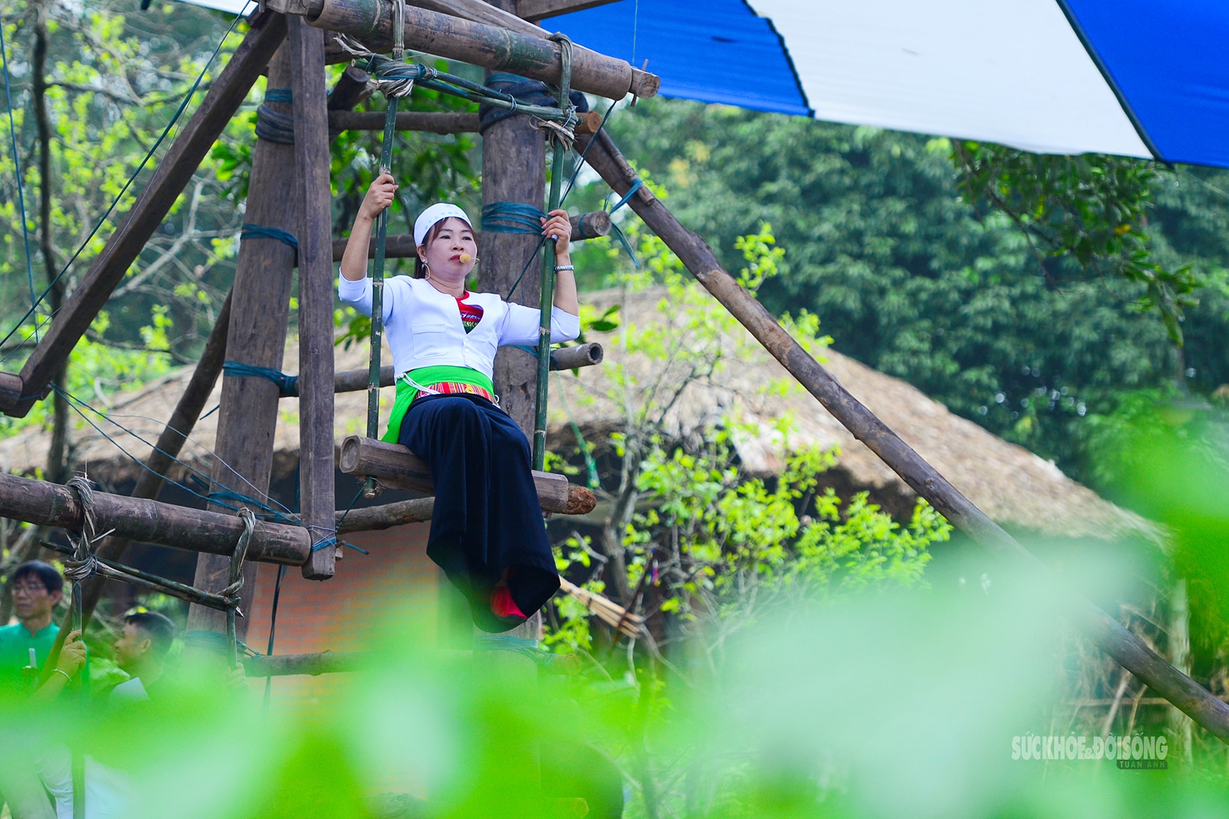 Phụ nữ Mường hào hứng trên cây đu khổng lồ giữa Làng Văn hóa- Ảnh 3.