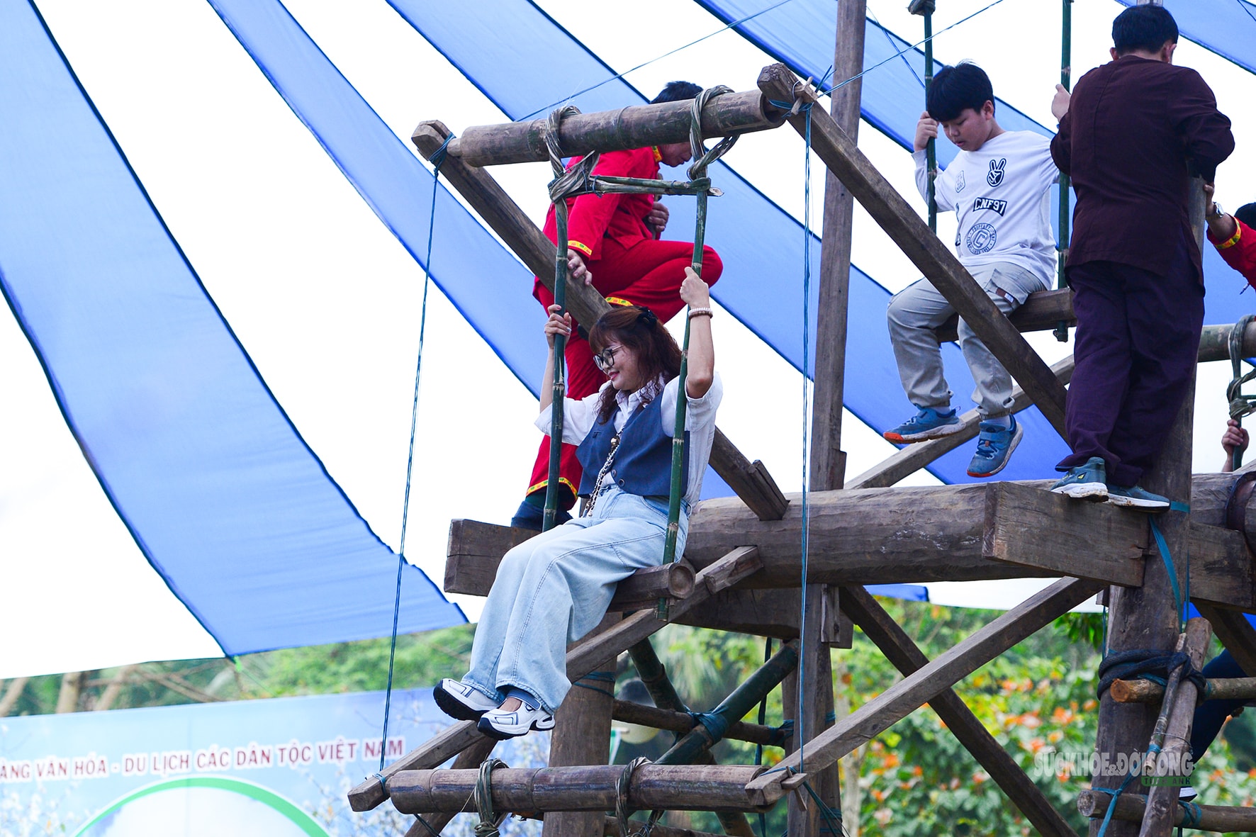 Phụ nữ Mường hào hứng trên cây đu khổng lồ giữa Làng Văn hóa- Ảnh 6.