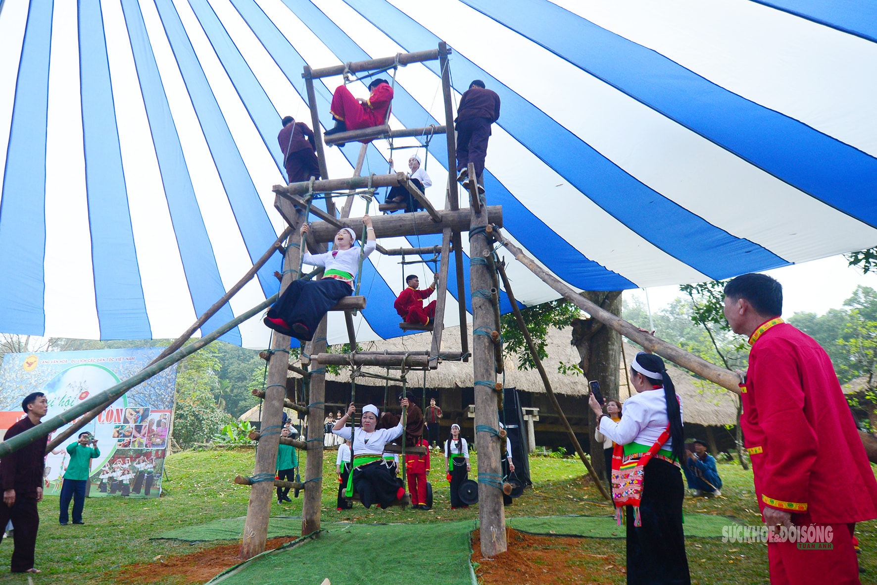 Phụ nữ Mường hào hứng trên cây đu khổng lồ giữa Làng Văn hóa- Ảnh 5.