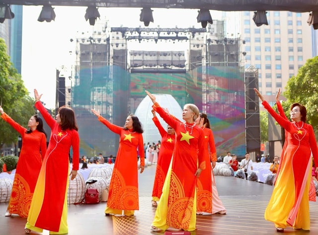 3.000 người đồng diễn áo dài trên phố đi bộ Nguyễn Huệ- Ảnh 3.