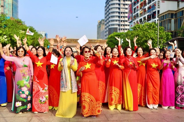 3.000 người đồng diễn áo dài trên phố đi bộ Nguyễn Huệ- Ảnh 4.