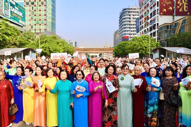 3.000 người đồng diễn áo dài trên phố đi bộ Nguyễn Huệ- Ảnh 1.