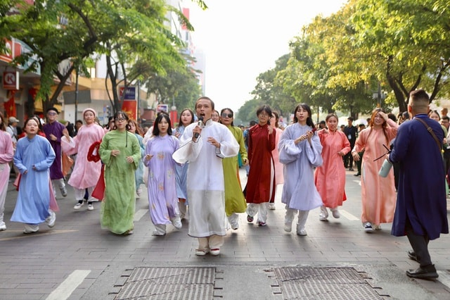 3.000 người đồng diễn áo dài trên phố đi bộ Nguyễn Huệ- Ảnh 8.