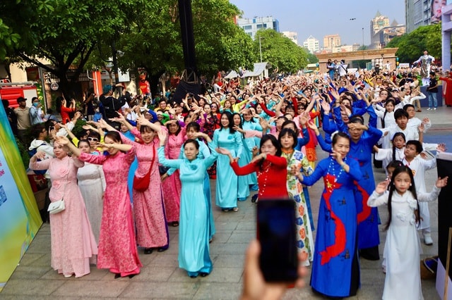 3.000 người đồng diễn áo dài trên phố đi bộ Nguyễn Huệ- Ảnh 2.