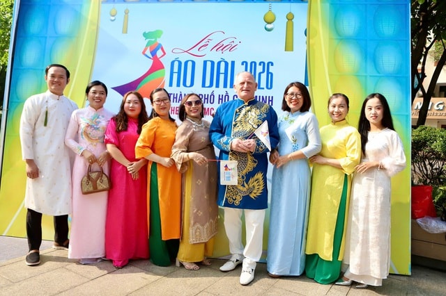Du khách thích thú khi được mặc áo dài miễn phí tại TPHCM- Ảnh 6.