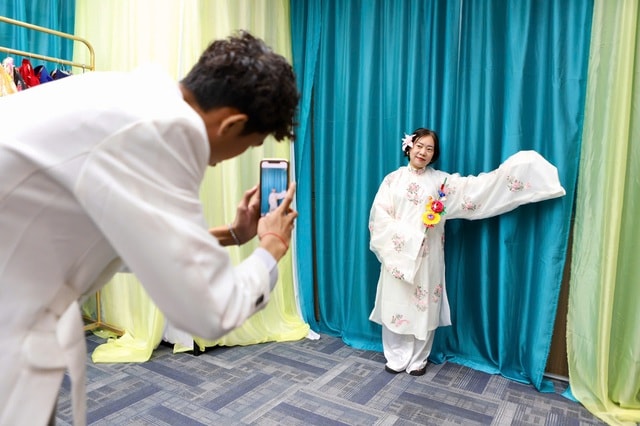 Du khách thích thú khi được mặc áo dài miễn phí tại TPHCM- Ảnh 1.