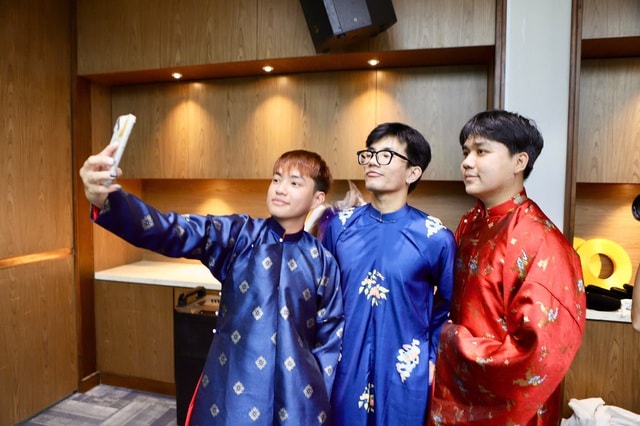 Du khách thích thú khi được mặc áo dài miễn phí tại TPHCM- Ảnh 7.