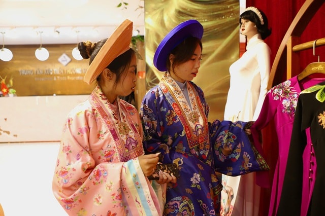 Du khách thích thú khi được mặc áo dài miễn phí tại TPHCM- Ảnh 8.
