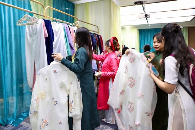 Du khách thích thú khi được mặc áo dài miễn phí tại TPHCM- Ảnh 3.