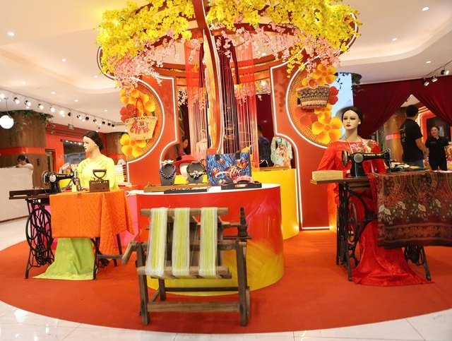 Du khách thích thú khi được mặc áo dài miễn phí tại TPHCM- Ảnh 2.